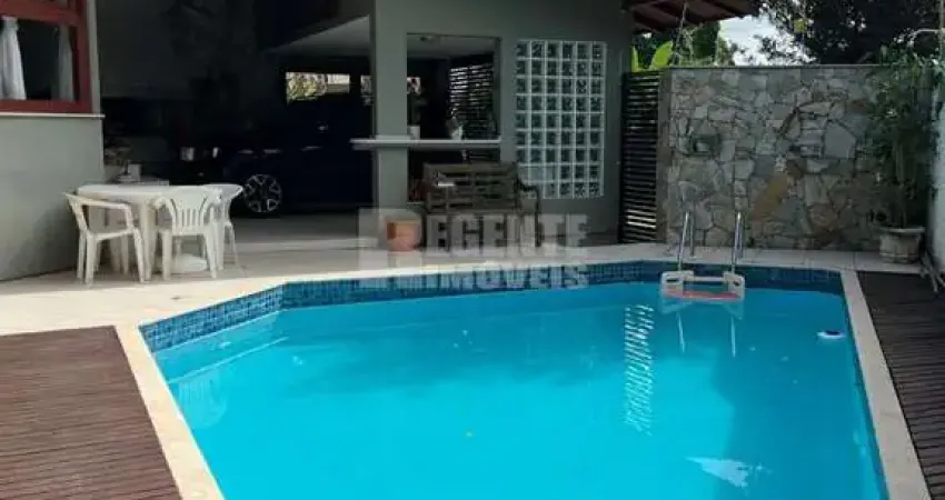 Casa com 3 dormitórios no bairro Pantanal em Florianópolis
