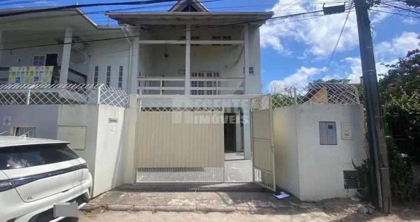 Ótima casa com 1 dormitório para locação no bairro Rio Tavares!