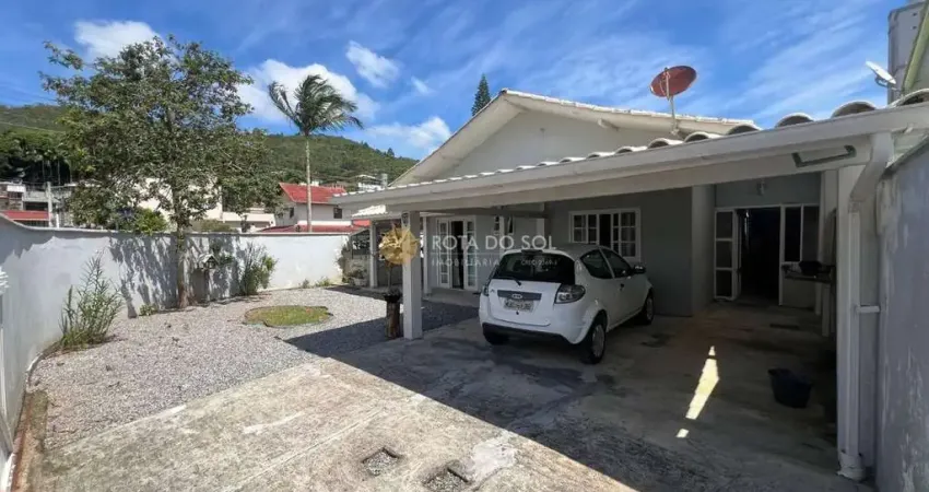 Casa 3 quartos a poucos metros do mar em Perequê Porto Belo