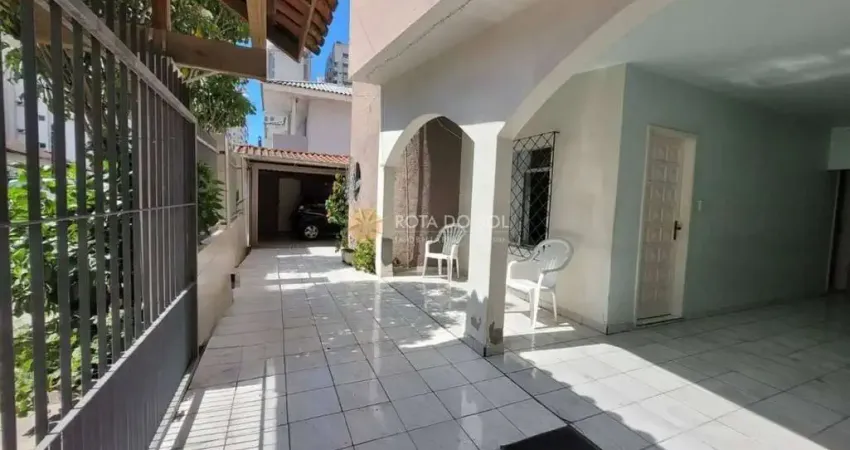 Casa mobiliada com 3 quartos e 3 vagas na Meia Praia
