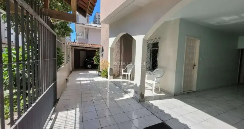Casa Próximo à Segunda Avenida 3 Quartos e 3 Vagas em Meia Praia Itapema SC