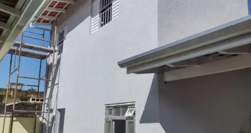 CASA COM 3 SUÍTES MAIS EDÍCULA A 100 METROS DA PRAIA DE MARANDUBA.