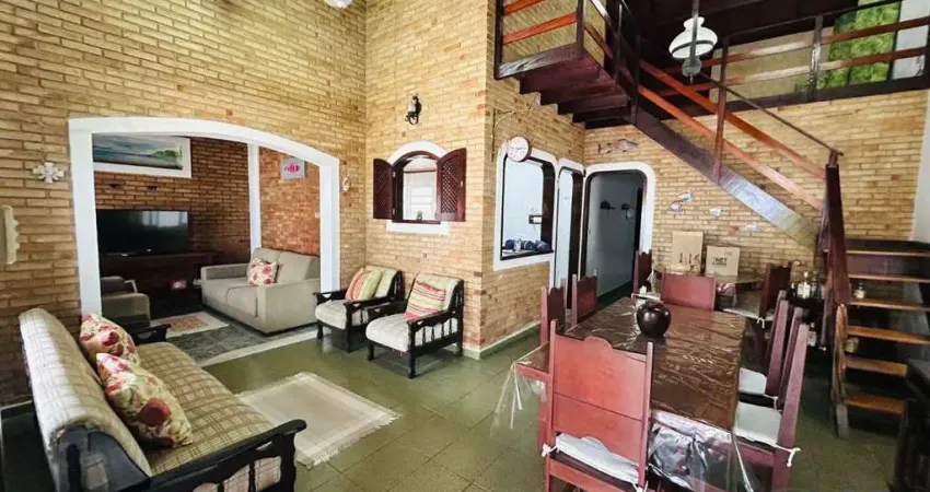 CASA COM 4 DORMITÓRIOS MAIS EDÍCULA E ÁREA GOURMET NO ITAGUÁ.