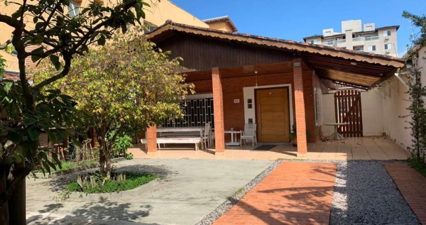 CASA TÉRREA COM 5 DORMITÓRIOS NA PRAIA GRANDE.
