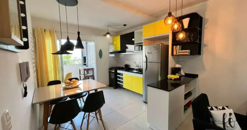 APARTAMENTO MOBILIADO COM 2 DORMITÓRIOS APENAS 350 METROS DO MAR.