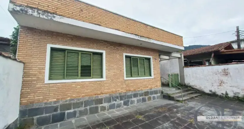 CASA TÉRREA COM 3 DORMITÓRIOS MAIS EDÍCULA NO CENTRO.