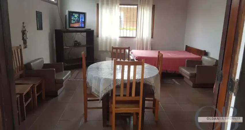 CASA TÉRREA COM 1 DORMITÓRIO NO PEREQUE-AÇÚ APENAS 100 METROS DO MAR.