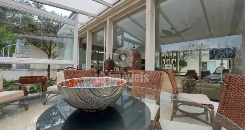 Casa no Pacaembu rua tranquila reformada com 3 suítes 5 vagas