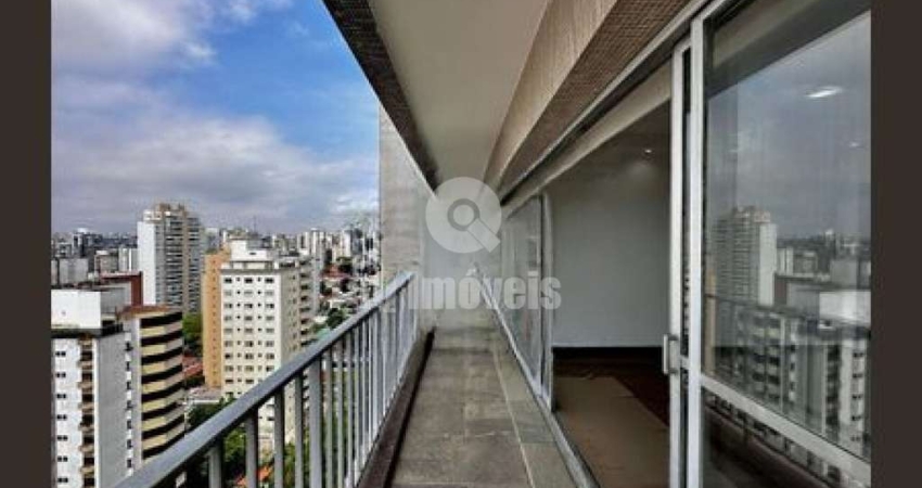 Cobertura duplex no Campo Belo com piscina privativa.