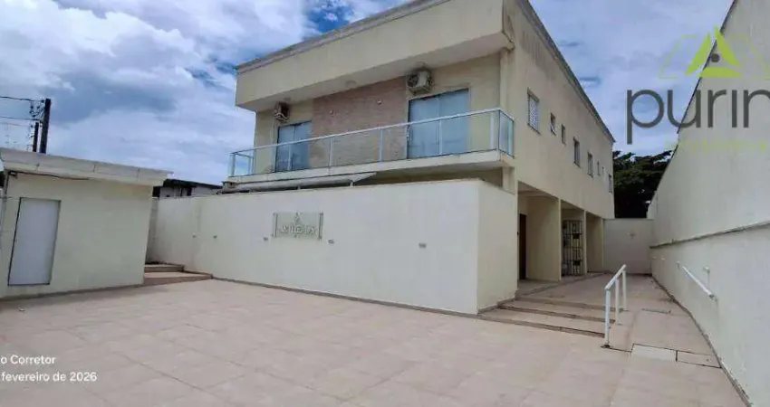 Sobrado em condomínio fechado, 2 suítes, piscina, área de churrasqueira