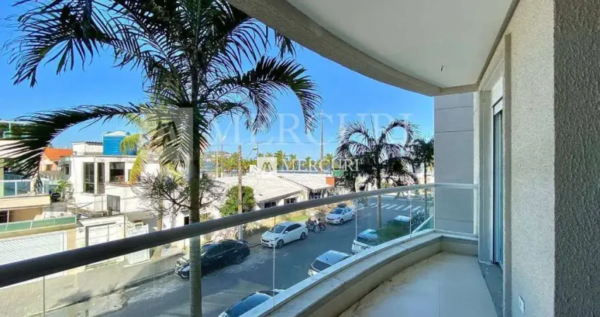 Apartamento no guarujá, enseada, 3 quartos sendo 2 suítes, sala para 2 ambientes e varanda goumert - mercuri imóveis - imobiliária no guarujá