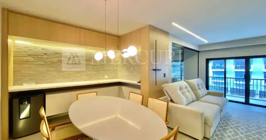 Apartamento no guarujá, pitangueiras, 2 quartos, sendo 2 suítes e sacada com vista urbana - mercuri imóveis - imobiliária no guarujá