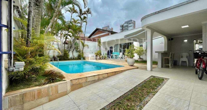 Casa no Guarujá, Enseada, Região Central Park, à 200 metros da Praia, 3 suítes à venda.