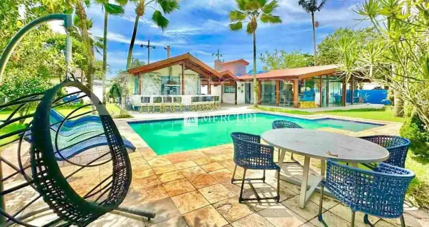 Casa no Guarujá, Enseada, com piscina e churrasqueira.