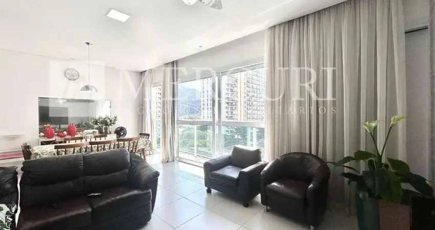 Apartamento no Guarujá, Pitangueiras, região central, com 3 dormitórios, e vista para o mar.
