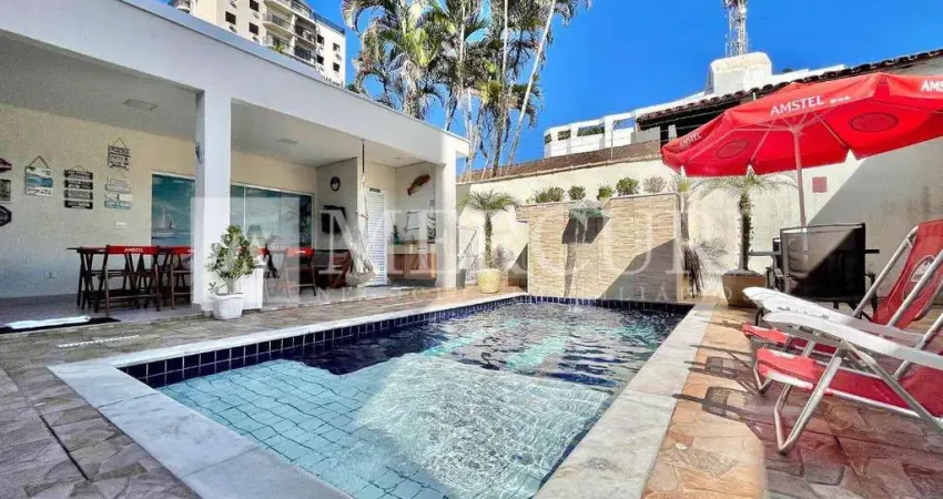 Casa Térrea no Guarujá, Enseada, com Área Gourmet, 5 Vagas de Garagem e 4 Suítes Externas para Locação