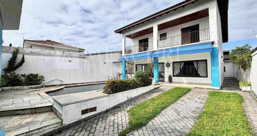 Casa no Guarujá, Jardim Virginia, 3 suítes, piscina e há 250 metros da praia.