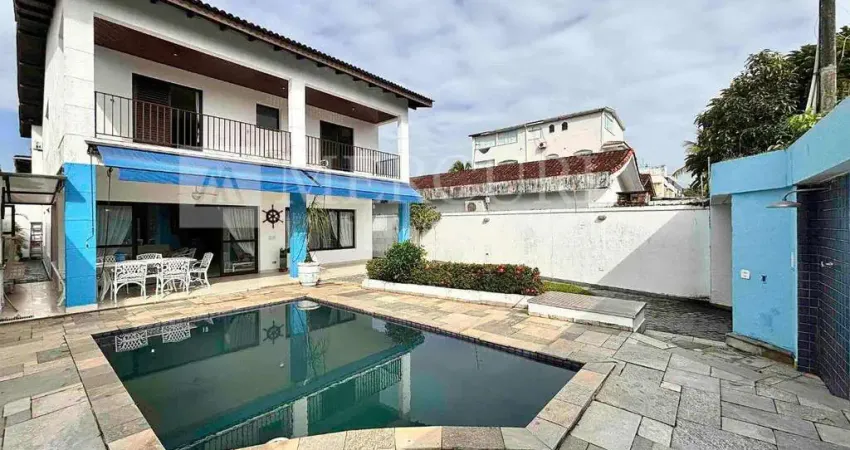Casa no Guarujá, Enseada, 4 Quartos, Sala para 4 Ambientes, Sacada, Piscina e Churrasqueira - Mercuri Imóveis - Imobiliária no Guarujá