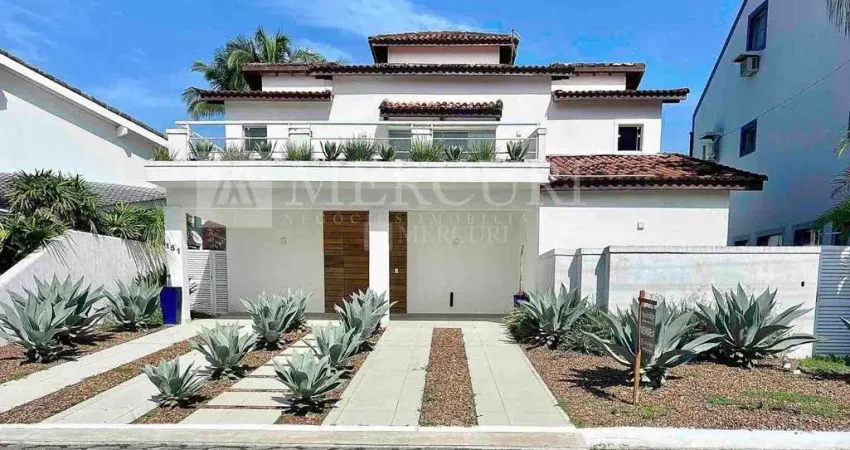 Casa no guarujá, condomínio fechado, jardim acapulco, 4 suítes, piscina e churrasqueira privativos - mercuri imóveis - imobiliária no guarujá