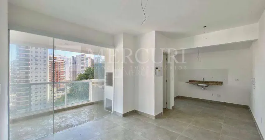 Apartamento no guarujá, astúrias, 2 dormitórios e varanda goumert - mercuri imóveis - imobiliária no guarujá