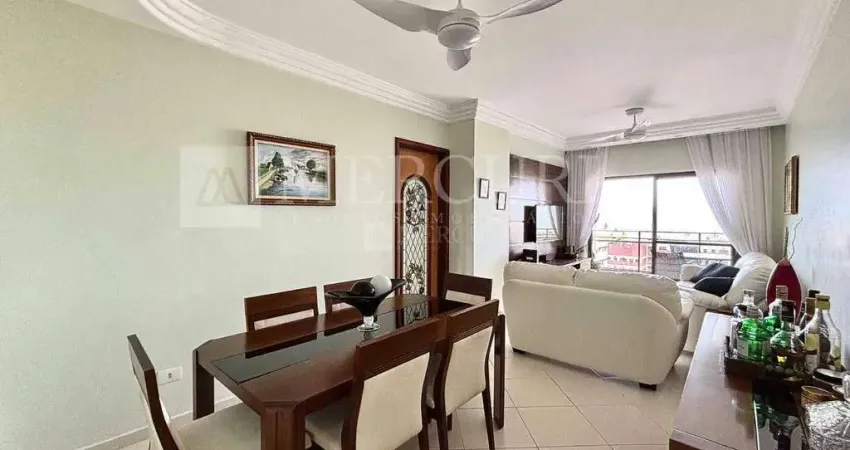 Apartamento no guarujá, enseada, 3 quartos, sendo 2 suítes e varanda com vista parcial para o mar - mercuri imóveis - imobiliária no guarujá