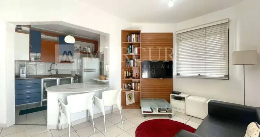 Apartamento no guarujá, astúrias, 2 quartos, sendo 1 suíte, sacada com vista para o mar - mercuri imóveis - imobiliária no guarujá