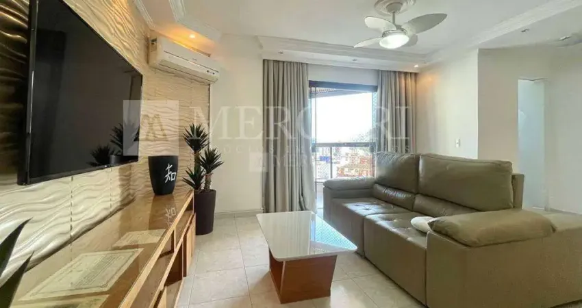 Apartamento no guarujá, astúrias, 3 quartos, sendo 2 suítes e sacada com churrasqueira  - mercuri imóveis - imobiliária no guarujá