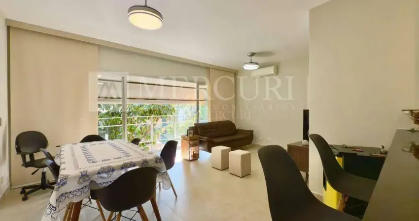 Apartamento no guarujá, enseada, reformado, 3 quartos, sendo 1 suíte, sacada e próximo à praia- mercuri imóveis - imobiliária no guarujá