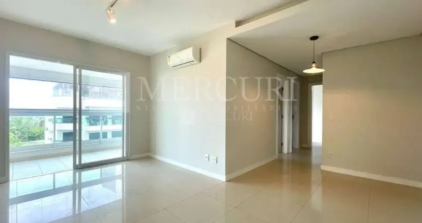 Apartamento no guarujá, astúrias, 2 quartos, sendo 1 suíte e sacada gourmet - mercuri imóveis - imobiliária no guarujá