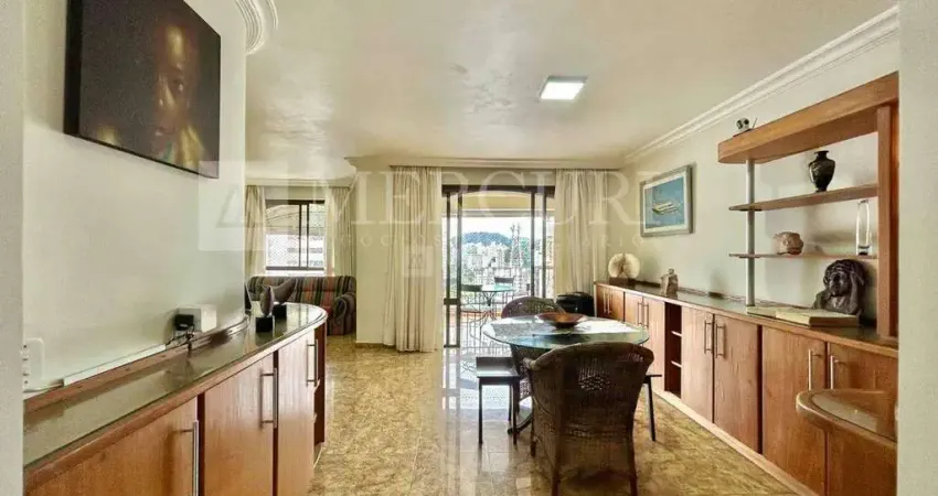 Apartamento no guarujá, pitangueiras, 3 quartos, sendo 1 suíte e sacada com vista parcial para o mar - mercuri imóveis - imobiliária no guarujá