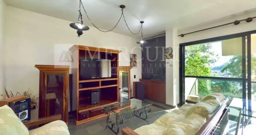 Apartamento no guarujá, enseada, condomínio clube, 3 quartos, sendo 1 suíte e sacada - mercuri imóveis - imobiliária no guarujá