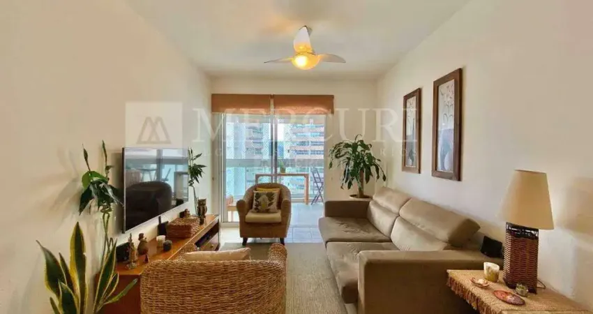 Apartamento no guarujá, astúrias, 2 quartos, sendo 1 suíte e varanda gourmet com vista urbana - mercuri imóveis - imobiliária no guarujá