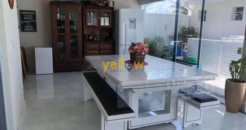 Casa em Condomínio Fechado à Venda em Arujá, 3 Suítes, 201m²