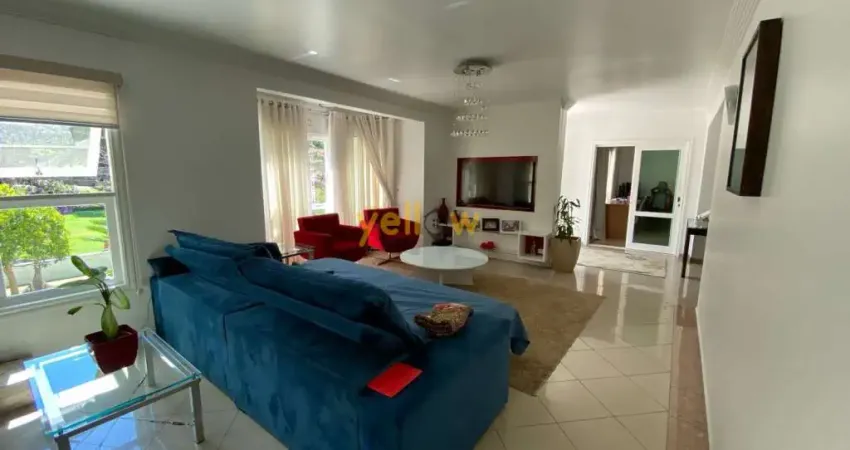Casa de luxo em condomínio fechado em Arujá com 9 dormitórios e 6 suítes por R$5 milhões