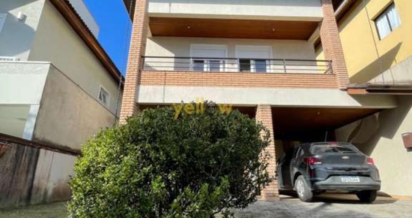 Casa em Arujazinho IV: 4 Dormitórios em Condomínio Fechado