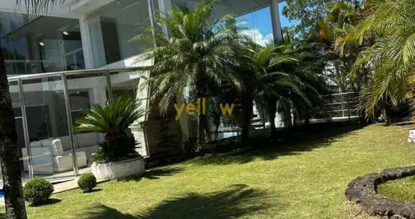 Casa em condomínio fechado em Arujá: 4 suítes, 7 banheiros. Luxo e segurança por R$ 8.000.000.
