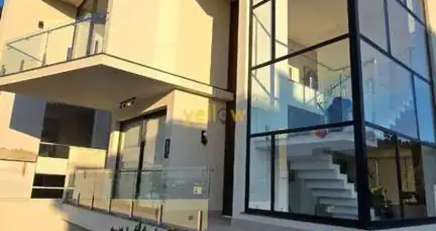 Casa Luxuosa em Arujá: 4 Suítes em Condomínio Fechado