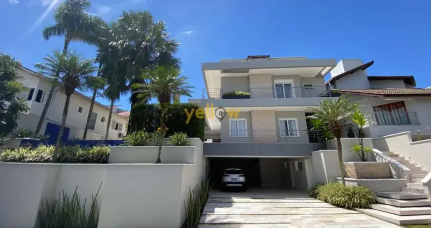 &lt;p&gt;Descubra o seu novo lar no exclusivo Condomínio Arujá 5, uma verdadeira joia localizada em Arujá. Esta impressionante casa em condomínio fechado conta com 5 dormitórios, sendo 4 suítes, proje