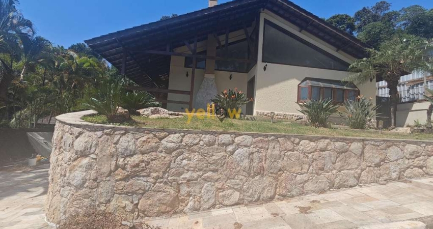 Casa em Arujázinho IV: 3 Dorms, 2 Suítes, 330m² por R$2,5M