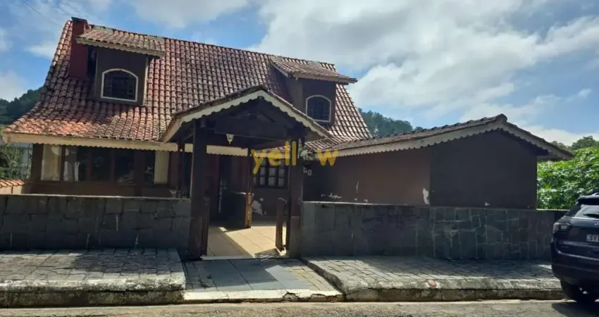Casa em Condomínio Fechado em Arujá, 5 Suítes, 900m² para Alugar