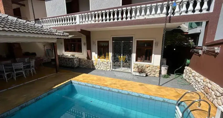 Casa no condominio v em arujá: 3 suítes, 245m² por r$2.000.000