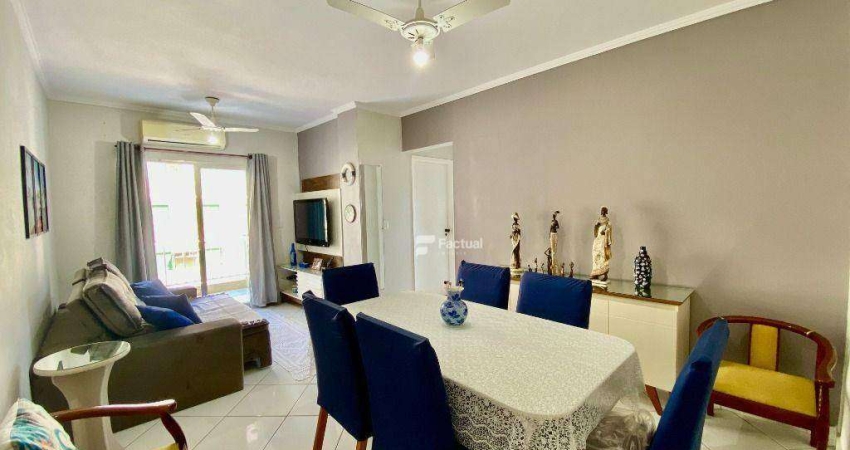 Apartamento dois quartos reformado perto da praia.