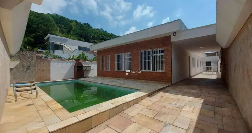 Casa Térrea à venda, localização privilegiada na Praia do Tombo - Guarujá / SP.