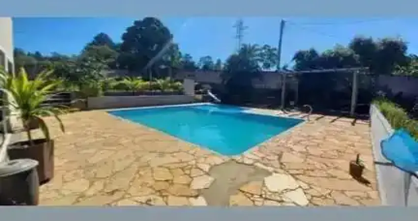 Chácara á venda  em Marília ,Recreio  Vale do sol com 5.000 m2, casa com 3 dormitórios sendo 1 suíte,piscina,play graund,poço artesiano.