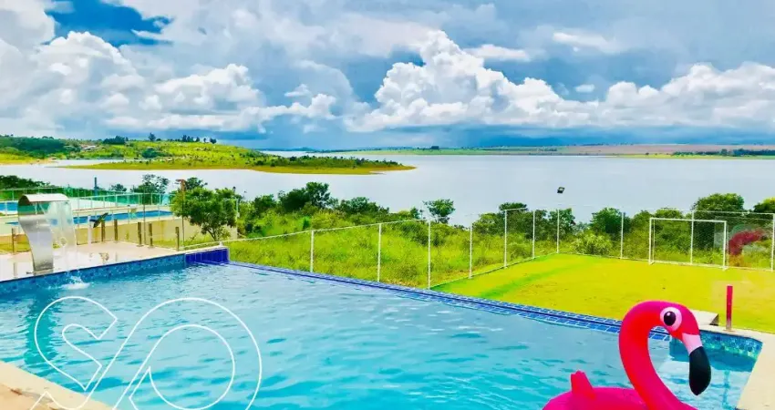 Sobrado a venda em condomínio fechado 03 andares com vista pro Lago Corumbá IV.