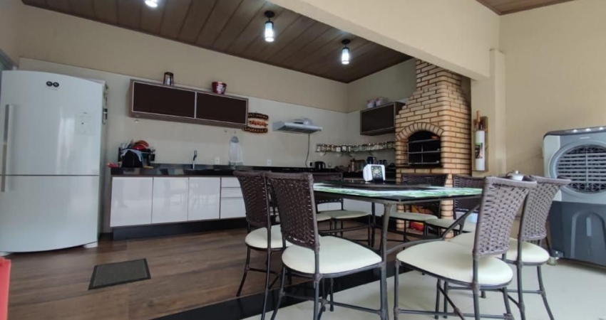 Casa belíssima mobiliada , climatizada e pronta para morar a venda.
