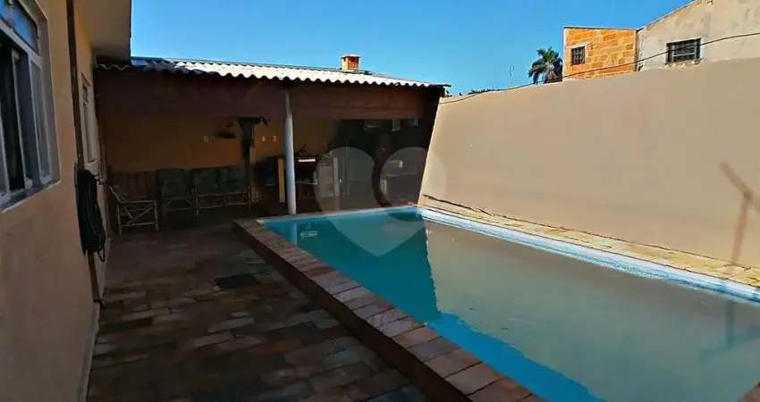 Casa térrea com piscina e 3 quartos.