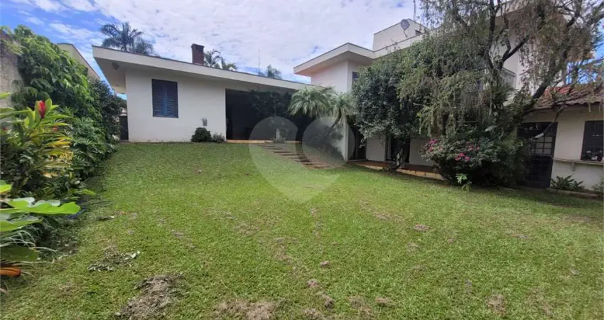Casa à Venda . Aceita Permuta por Apto. ou Casa ,em Condomínio na Cidade São Paulo ou Bauru.