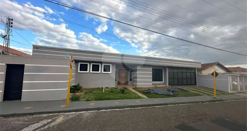 Casa térrea à venda com 4 quartos, sendo 2 suítes,  no centro, são carlos - sp