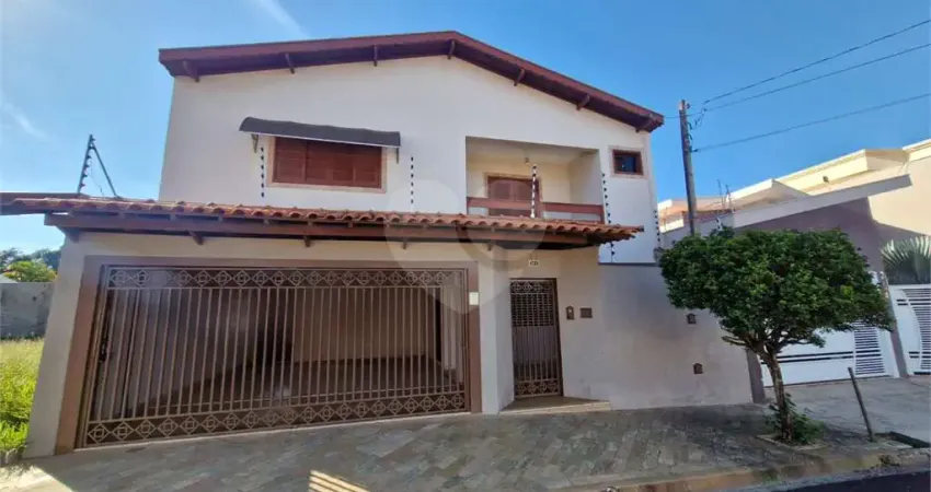 Sobrado à venda com 4 quartos, sendo 1 suíte,  em parque dos timburis, são carlos - sp